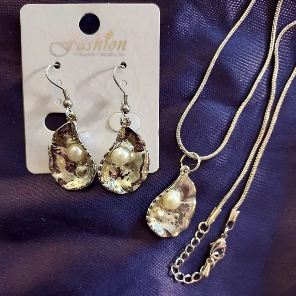 *Set* NEW Silver and Pearl clam fashion necklace and earrings ocean tropical